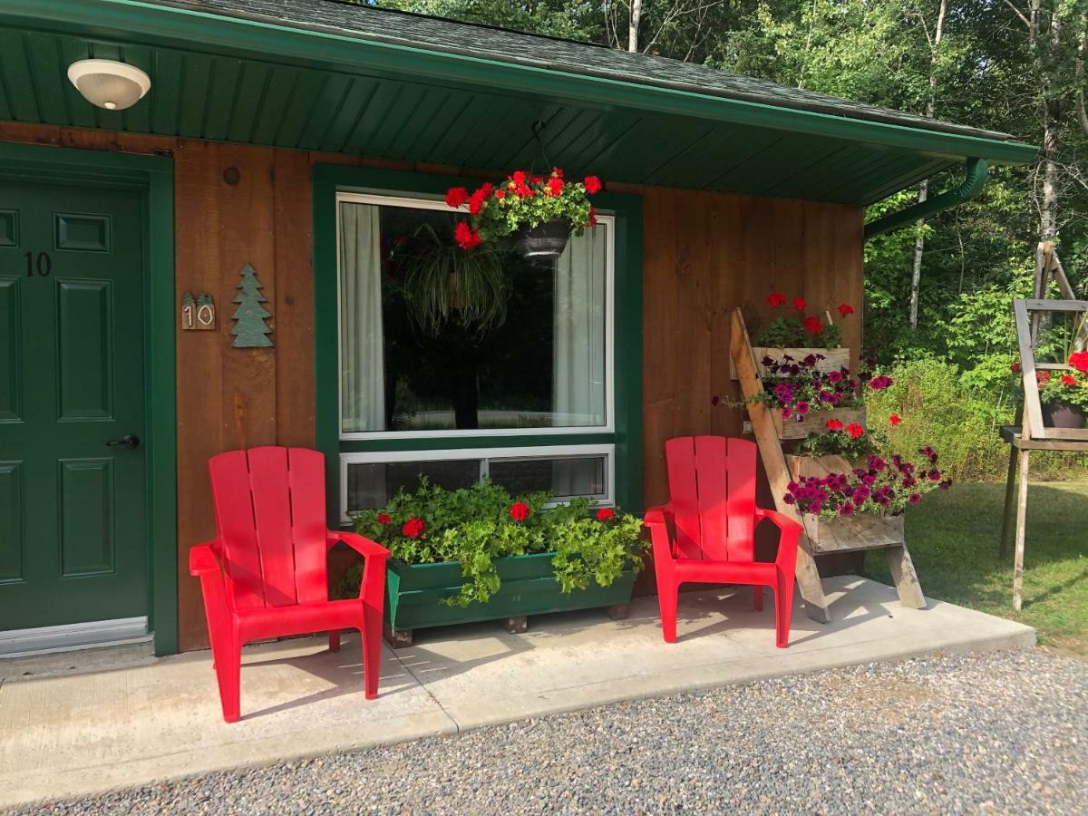 Dwight Village Motel Экстерьер фото